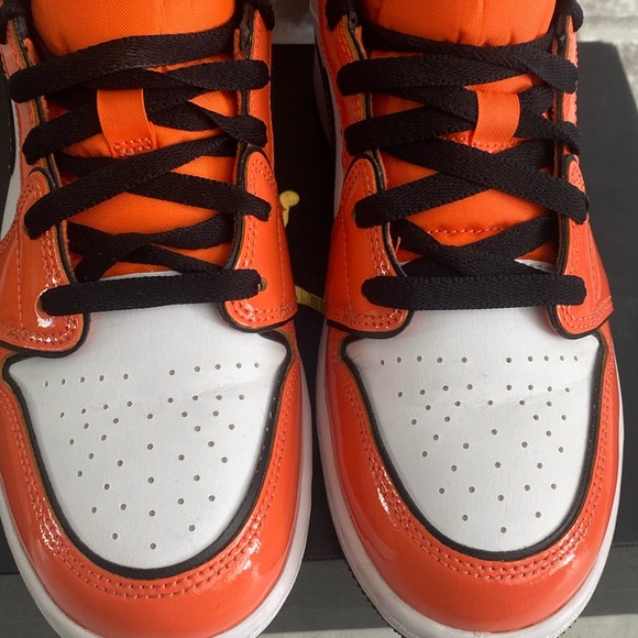 Air Jordan 1 Mid Se Turf Orange - Picture 7 of 8